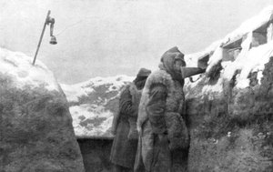 Wartownicy w okopie spoglądający na ziemię niczyją, Pas-de-Calais, Francja, zima 1915 autorstwa Unbekannt
