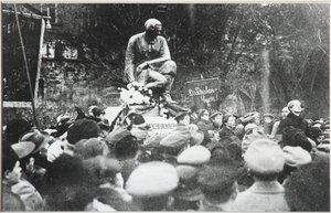 Siergiej Jesienin na poświęceniu pomnika Kolcowa Razina, 1918 r. autorstwa Unbekannt