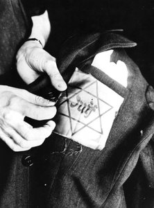Naszywanie żółtej gwiazdy identyfikującej Żyda na kurtce, okupowany przez Niemców Paryż, 1942 autorstwa Unbekannt