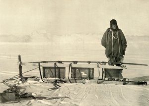 Shackleton stojący przy Broken Southern Sledge, c1908, 1909. autorstwa Unbekannt