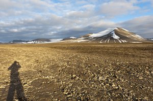 cień człowieka, wielokąta, strukturalna gleba, na, plataberget, zaśnieżony, szczyt, nordenskjoeldfjellet, w, plecy, blisko, longyearbyen, spitsbergen, svalbard, norwegia, europa autorstwa Unbekannt
