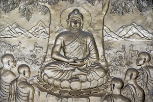 Budda Siakjamuni wygłasza kazanie – koło prawa – swoim pięciu uczniom. Miasto Ho Chi Minh. Wietnam autorstwa Unbekannt