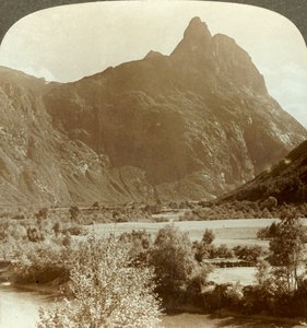 Ostre szczyty Romdalshorn wieńczące górską ścianę nad rzeką Rauma, Norwegia, ok. 1905. autorstwa Unbekannt