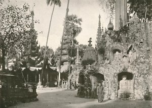 Kapliczki w pagodzie Shwedagon, Rangun, 1900. autorstwa Unbekannt