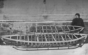 Szkielety o Kajak dla Jednoosobowego Bambus i Kajak Podwójny, leżące na ręcznych saniach, 1894, 1897 autorstwa Unbekannt