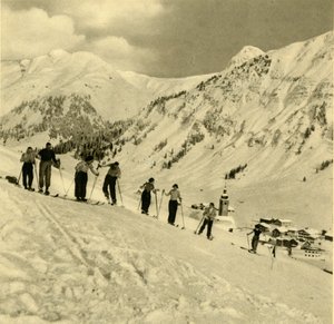 Lekcja narciarstwa, Arlberg, Austria, ok. 1935. autorstwa Unbekannt