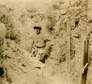 Czaszka znaleziona zakopana w okopach, c1914-c1918 autorstwa Unbekannt