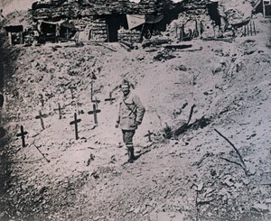 Żołnierz wśród drewnianych krzyży, c1914-c1918 autorstwa Unbekannt