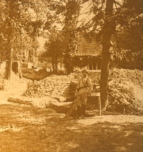 Żołnierz poza okopem, Bois des Loges, północna Francja, c1914-c1918 autorstwa Unbekannt