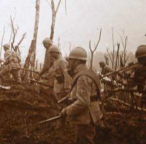 Żołnierze posuwają się naprzód, c1914-c1918 autorstwa Unbekannt