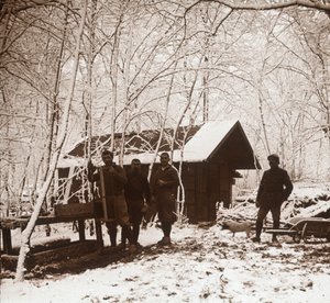 Żołnierze w śniegu, Foret de la Reine, Francja, c1914-c1918 autorstwa Unbekannt