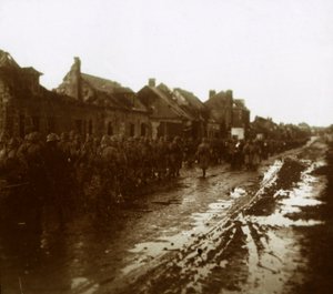 Żołnierze maszerujący obok zbombardowanych domów, Szampania, północna Francja, c1914-c1918 autorstwa Unbekannt