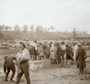 Żołnierze w kolejce po wodę w błocie, Genicourt, północna Francja, c1914-c1918 autorstwa Unbekannt