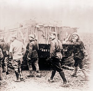 Żołnierze idący za czołgiem, c1914-c1918. autorstwa Unbekannt