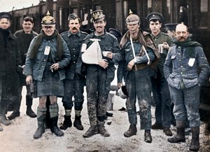 Jacyś radośni ranni z walk w Neuve Chapelle, noszący zdobyte niemieckie hełmy, 1915 autorstwa Unbekannt