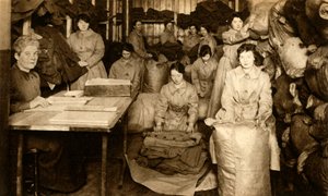 Sortowanie mundurów w sklepie odzieżowym WAAC, I wojna światowa, 1914-1918, 1933. autorstwa Unbekannt