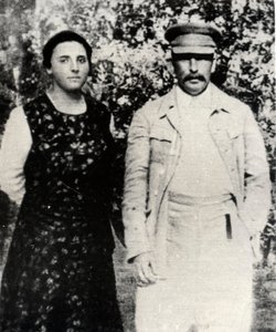 Przywódca sowiecki Józef Stalin ze swoją drugą żoną Nadieżdą Alliluyeva, koniec lat 20. autorstwa Unbekannt
