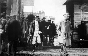 Przywódca sowiecki Józef Stalin w eskorcie tajnych agentów GRU, koniec lat 20. autorstwa Unbekannt