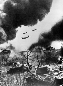 Sowieckie czołgi i samoloty przystępujące do ataku, Rosja, 1943 autorstwa Unbekannt