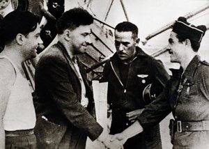 Hiszpańska wojna domowa (1936-1939): Ilia Grigorievich Ehrenburg (1891-1967), rosyjski pisarz, po przybyciu na lotnisko w Barcelonie (Hiszpania) (drugi od lewej), jako sowiecki korespondent wojny domowej autorstwa Unbekannt