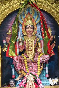 Świątynia hinduska Sri Veeramakaliamman. Sri Mariamman (Maariamma, Mari ou Amman), południowoindyjska hinduska bogini deszczu, 20160818, Singapur, Singapur autorstwa Unbekannt