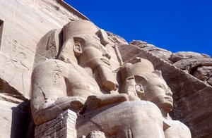 Posągi Ramzesa II, przed główną świątynią, Abu Simbel, Egipt, początek XIII w. p.n.e. autorstwa Unbekannt