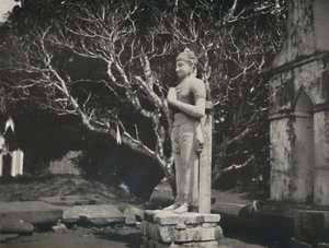 Kamienna figura w pobliżu Ruwanweli Dagoba, Anuradhapura, 1926 autorstwa Unbekannt