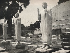 Kamienne posągi przed Ruwanwali Dagoba w trakcie renowacji, Anuradhapura, 1926 autorstwa Unbekannt