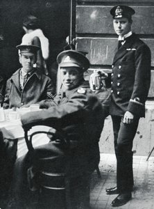Podporucznik Prince Albert podający herbatę rannym żołnierzom w Pałacu Buckingham, 1916 autorstwa Unbekannt