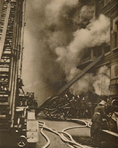 Opanowanie pożaru na wąskiej ulicy miasta, ok. 1935. autorstwa Unbekannt