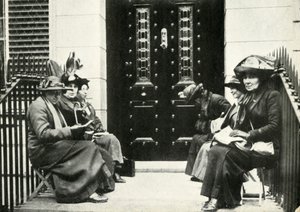Sufrażystki czekające na progu domu Sir Edwarda Carsonsa w Londynie, 6 kwietnia 1914, 1947. autorstwa Unbekannt