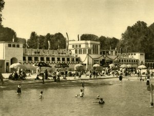 Pływanie w jeziorze Traunsee, Gmunden, Górna Austria, ok. 1935. autorstwa Unbekannt