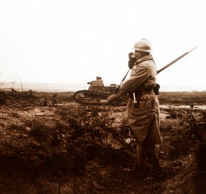 Czołg i żołnierz na polu bitwy, c1914-c1918 autorstwa Unbekannt