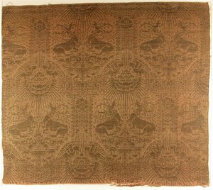 Fragment tkaniny z leżącymi harcami, orłami, chmurami i promieniami słońca, włoski, lata 90. XIII wieku. autorstwa Unbekannt