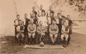 Batalion Football Drużyna Pierwszego Batalionu, Królowe Własne Królewski Pułk West Kent. Poona, autorstwa Unbekannt