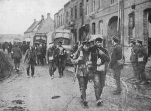 Brytyjczycy wracają do punktu opatrunkowego po ataku, 1915 autorstwa Unbekannt