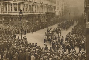 Linie miejskie Ulica Królowej Wiktorii, aby obejrzeć nowego burmistrza i jego procesję, c1935. autorstwa Unbekannt