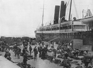 Siły Ekspedycyjne Dardanele wyruszają: Załadunek transportu w Aleksandrii, 1915 r autorstwa Unbekannt