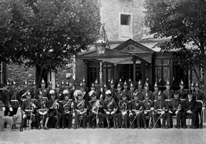 Książę Saxe-Coburg i Gotha oraz oficerowie dywizji Plymouth, 1896 autorstwa Unbekannt
