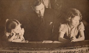 Książę Yorku i księżniczki Elżbieta i Małgorzata podczas pantomimy, 6 lutego 1935. autorstwa Unbekannt