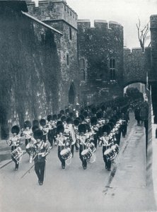 Strażnicy opuszczający Tower of London, c1914 autorstwa Unbekannt
