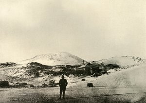 Chata z górą Erebus w tle, jesienią 1908, 1909. autorstwa Unbekannt