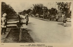 The Mall, Rawalpindi - W kierunku pomnika Lockharts w oddali, c1918-c1939. autorstwa Unbekannt