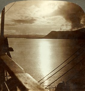 Północne słońce w lipcu nad klifami Spitzbergenu i Oceanu Arktycznego, ok. 1905. autorstwa Unbekannt