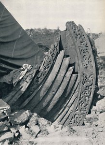 Statek Oseberg w kopcu, przedstawiający rzeźbienie na dziobie i balustradzie, 1935 autorstwa Unbekannt