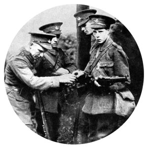 Książę Walii ładujący karabin w grenadierach, I wojna światowa, 1914 r. autorstwa Unbekannt