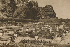 Cisza holenderskiego ogrodu w Pałacu Kensington strzeżonym przez zamknięte bramy, c1935. autorstwa Unbekannt