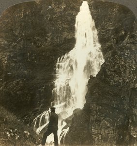 Wodospad Sevle, migoczący i pluskający, w pobliżu hotelu Stalheims, Naerodal, Norwegia, ok. 1905. autorstwa Unbekannt