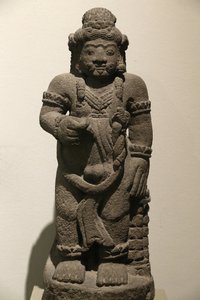 Muzeum Wiktorii i Alberta. Figurka strażnika z epickiego dramatu. Kamień wulkaniczny. Indonezja (Jawa Wschodnia). 1400-1500. Okres Majapahit. Zjednoczone Królestwo autorstwa Unbekannt