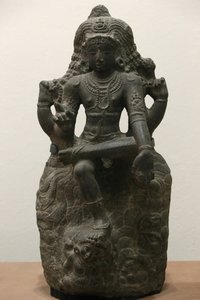 Muzeum Wiktorii i Alberta. Shiva jako Dakshinamurti. 1200-1300. Późny okres Choli. Granit. Południowe Indie (Tamilnadu). Zjednoczone Królestwo autorstwa Unbekannt